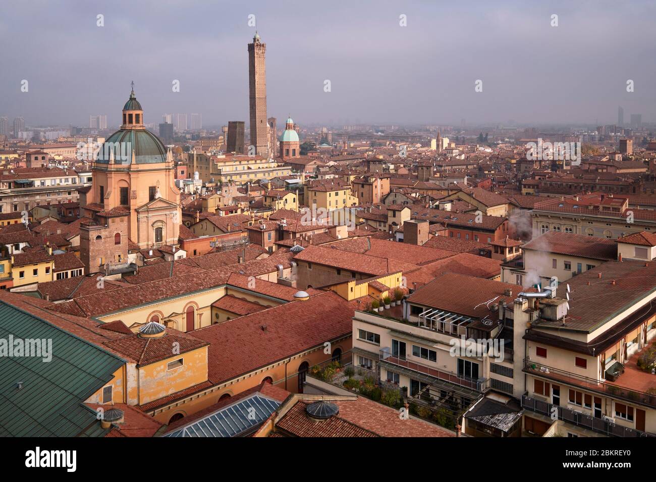 Italie, Emilia Romagna, Bologne, vue générale de la vieille ville avec le Sanctuaire de Santa Maria della Vita, la tour Asinelli (XIIe siècle) culminant à 97.2 m et la tour Garisenda Banque D'Images