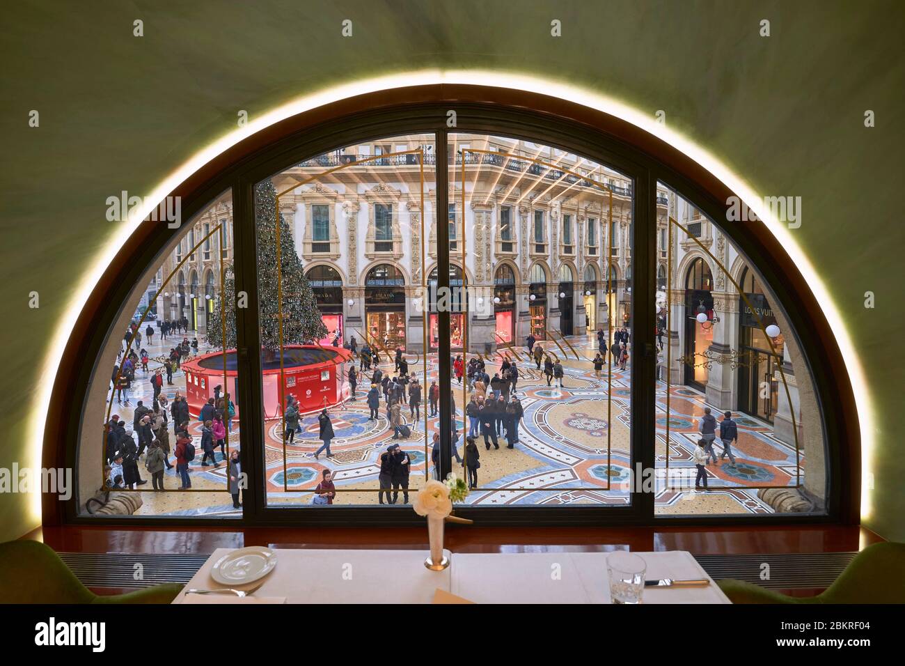 Italie, Lombardie, Milan, Vittorio Emmanuel II Gallery, la galerie marchande vue d'un restaurant Banque D'Images Italie, Lombardie, Milan, Vittorio Emmanuel II Gallery, la galerie marchande vue d'un restaurant Banque D'Images
