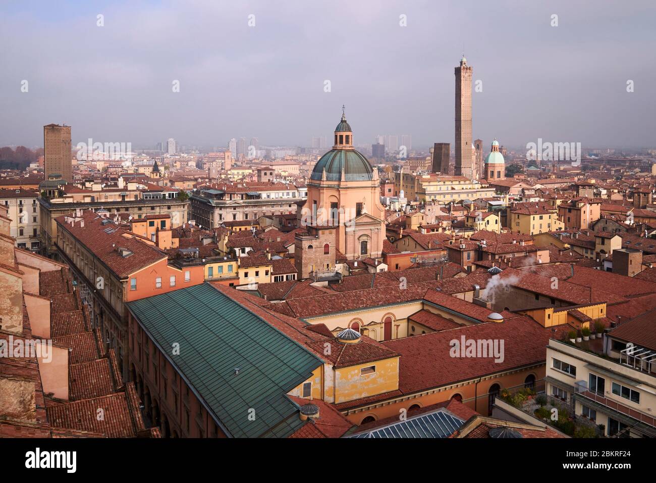 Italie, Emilia Romagna, Bologne, vue générale de la vieille ville avec le Sanctuaire de Santa Maria della Vita, la tour Asinelli (XIIe siècle) culminant à 97.2 m et la tour Garisenda Banque D'Images