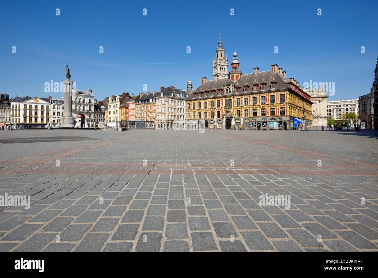 France, Nord, Lille, Covid-19 ou verrouillage du coronavirus, place du général de Gaulle ou de la Grand-place vide avec la statue de la déesse sur sa colonne et le beffroi de la Chambre de Commerce et d'Industrie et l'ancienne bourse en arrière-plan Banque D'Images