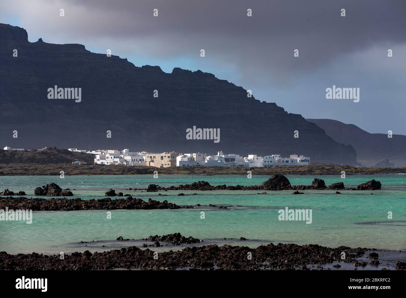 L'Espagne, Îles des îles Canaries, l'île de Lanzarote, les plages de sable blanc de Orzola Banque D'Images