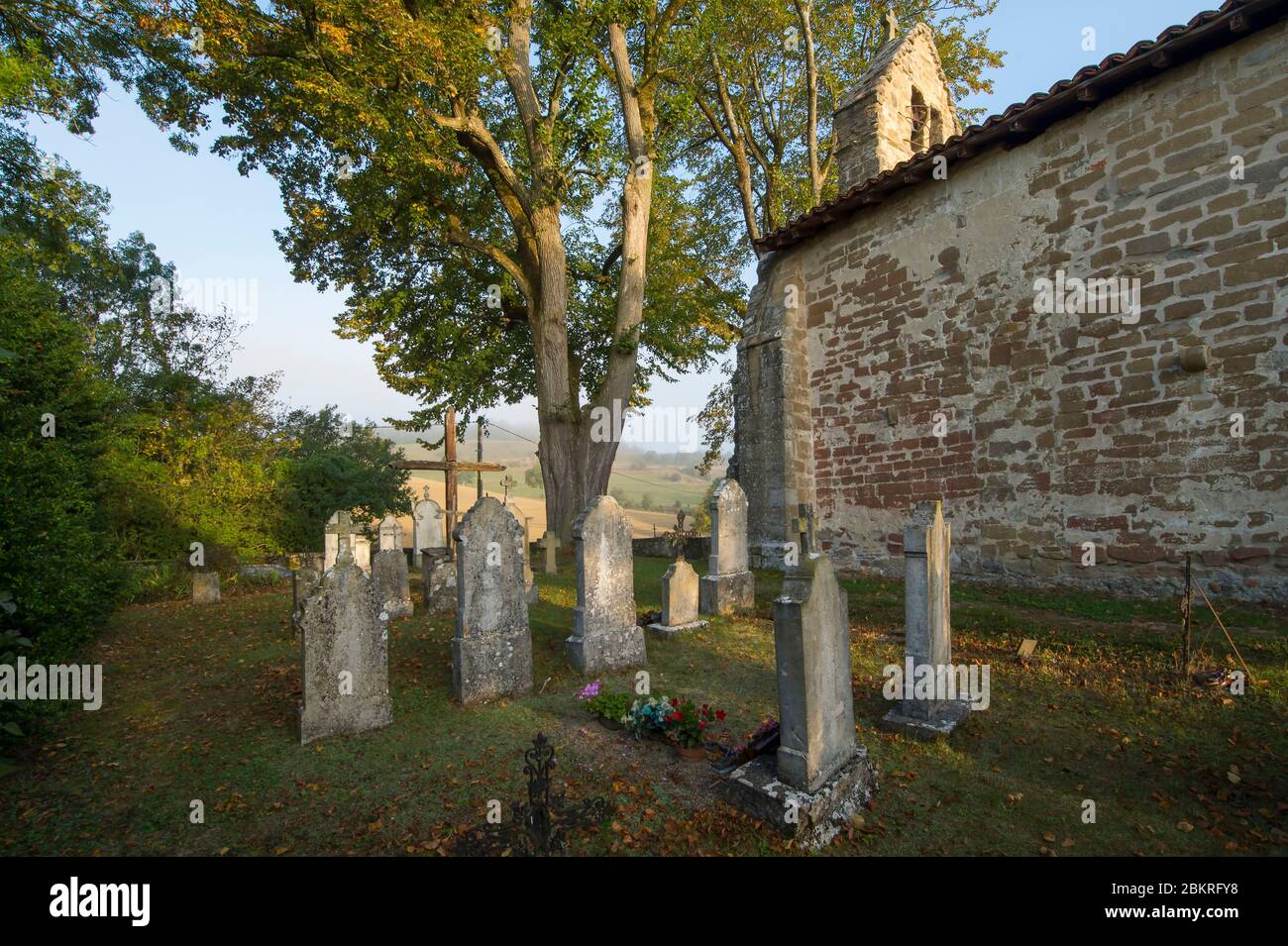 France, Isère, pays Antonin, la chapelle Saint Jean de Fromental entourée d'un cimetière et de son ancienne chaux tr?es Banque D'Images