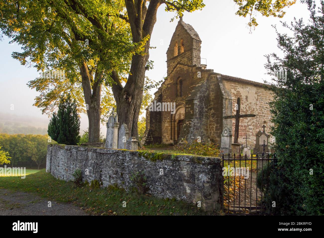 France, Isère, pays Antonin, la chapelle Saint Jean de Fromental entourée d'un cimetière et de son ancienne chaux tr?es Banque D'Images