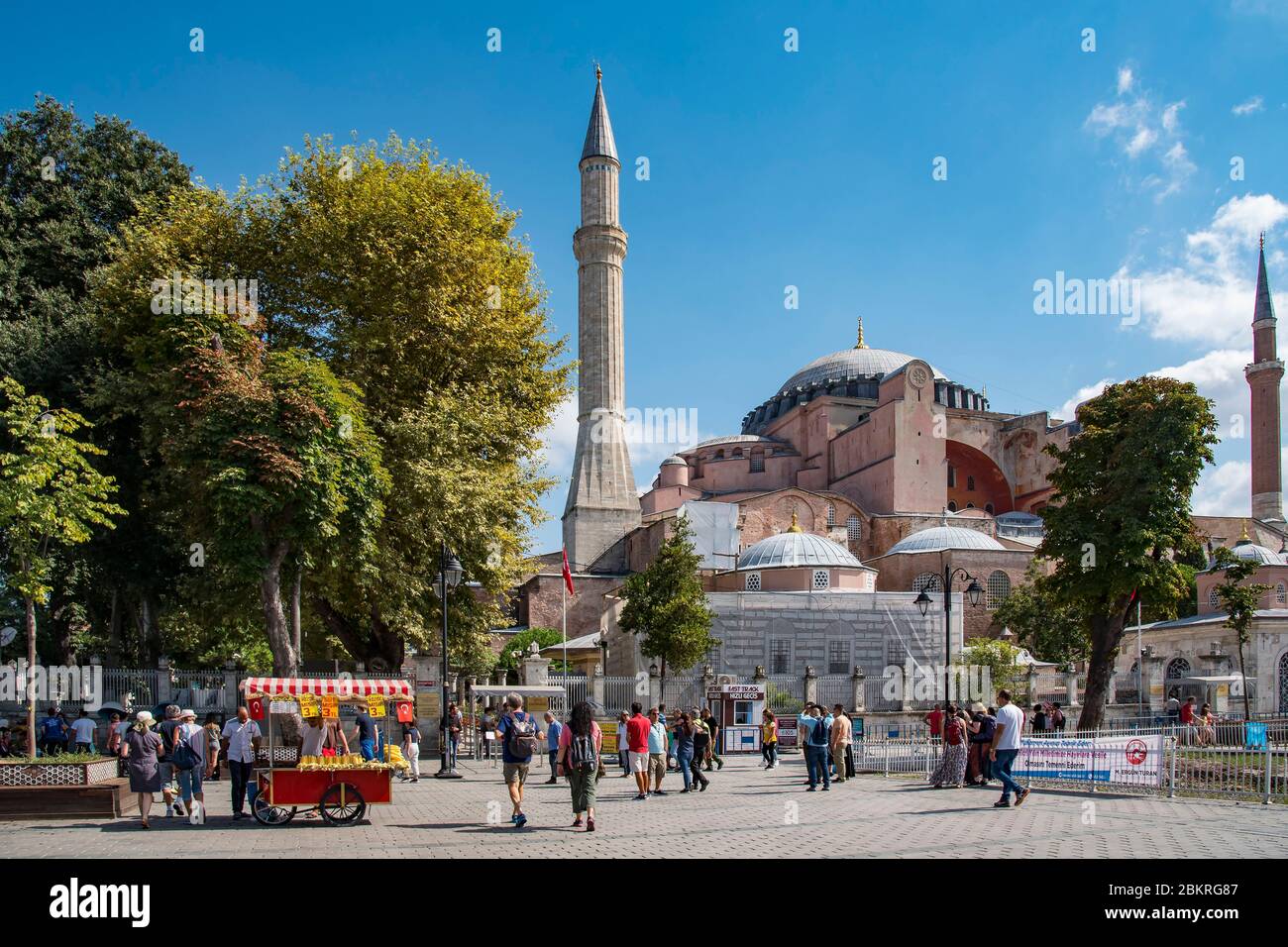 Turquie, Istanbul, marchand de maïs devant la mosquée Basilique Sainte-Sophie sur l'esplanade Sultanahmet Banque D'Images