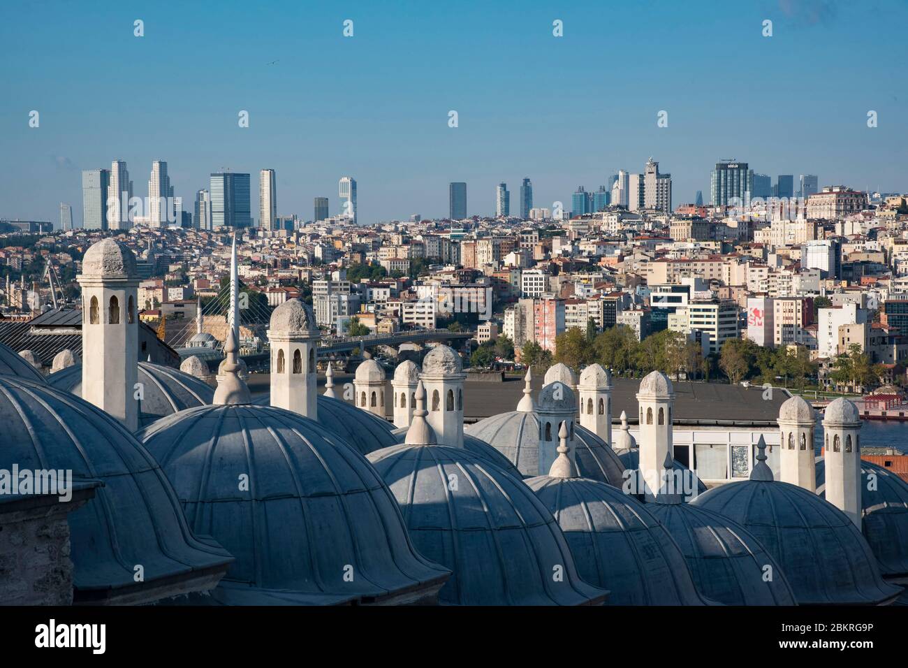 Turquie, Istanbul, mosquée Suleymaniye, depuis l'esplanade, vue sur les dômes des constructions annexes et le quartier de Galata Banque D'Images