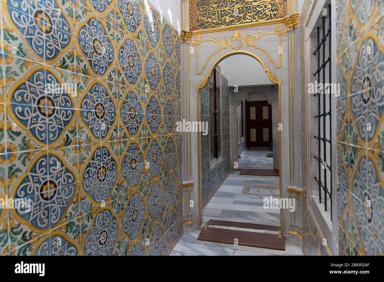 Turquie, Istanbul, palais de Topkapi, harem, dorures et mosaïques dans les couloirs des salles de douche Banque D'Images