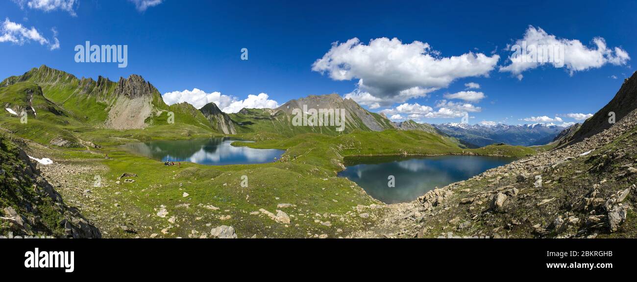 France, Savoie, Beaufortain, les cinq lacs, vue panoramique sur le lac Cornu et le lac Riondet avec le Pte de la Motte (2718 m) sur la gauche Banque D'Images