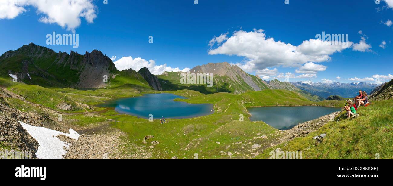 France, Savoie, Beaufortain, les cinq Lacs, famille bénéficiant d'une vue panoramique sur le lac Cornu et le lac Riondet avec le Pte de la Motte (2718m) sur la gauche Banque D'Images
