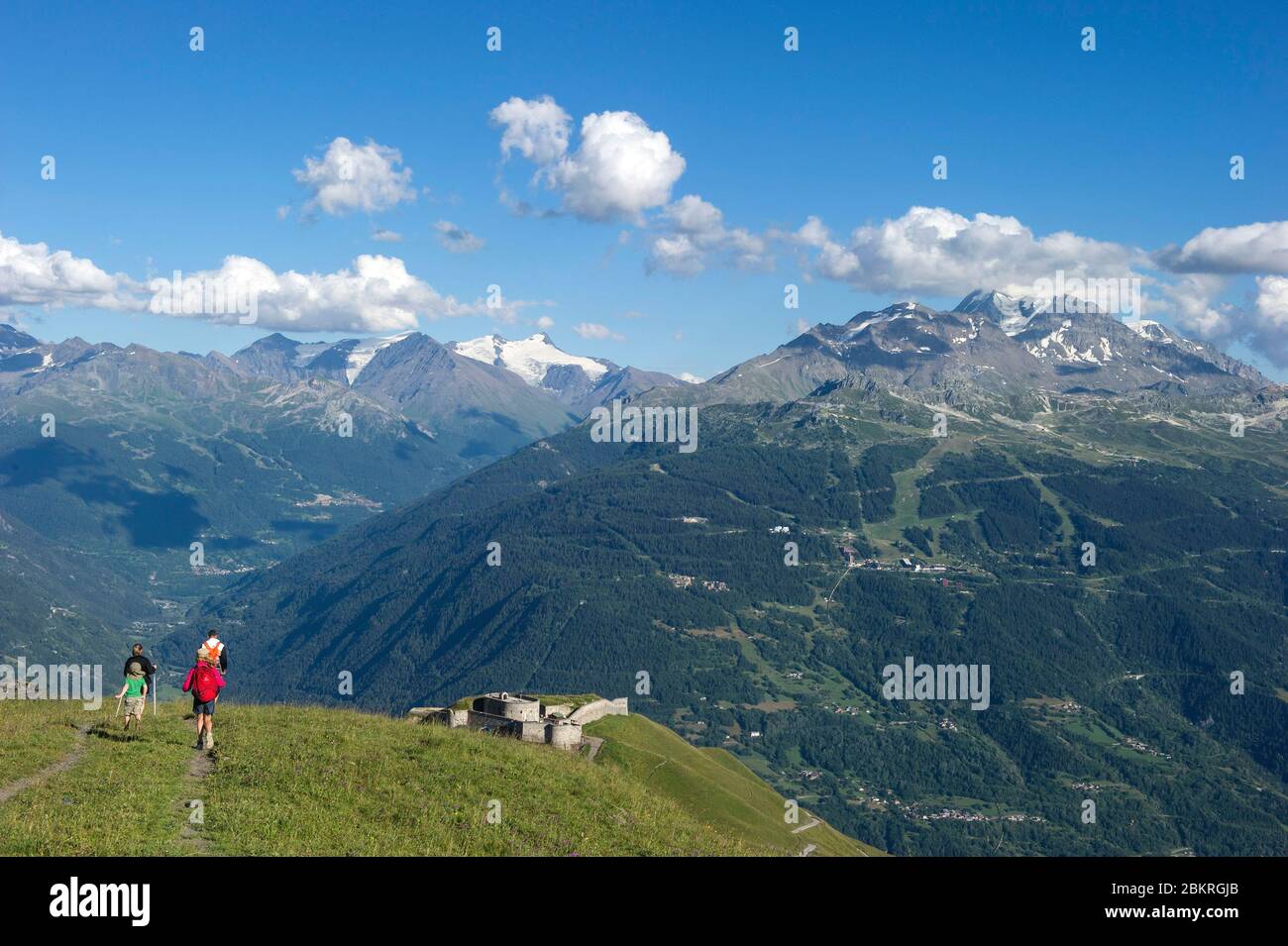France, Savoie, Beaufortain, les cinq lacs, le sentier offre une vue magnifique sur le fort de Platte et les sommets de la Tarrenaise Banque D'Images