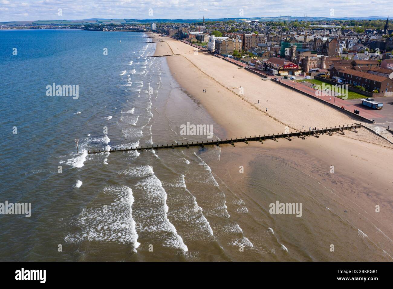 Portobello, Écosse, Royaume-Uni. 5 mai 2020. Le temps ensoleillé à Portobello mais la promenade et la plage sont restées calmes avec seulement quelques familles et personnes s'entraînant sur le sable. Photo : vue aérienne de la plage de Portobello. Iain Masterton/Alay Live News Banque D'Images