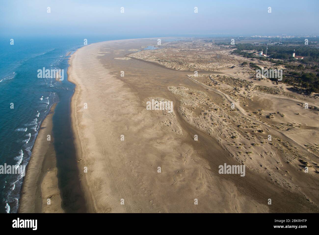 France, Gard, Camargue, le Grau du Roi, Plage d'Espiguette, massif des dunes (vue aérienne) Banque D'Images