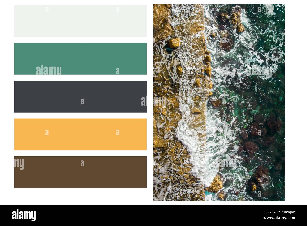 Vue aérienne sur les vagues de la mer se lavant sur la côte rocheuse dans une palette de couleurs, avec des nuances de couleurs gratuites Banque D'Images