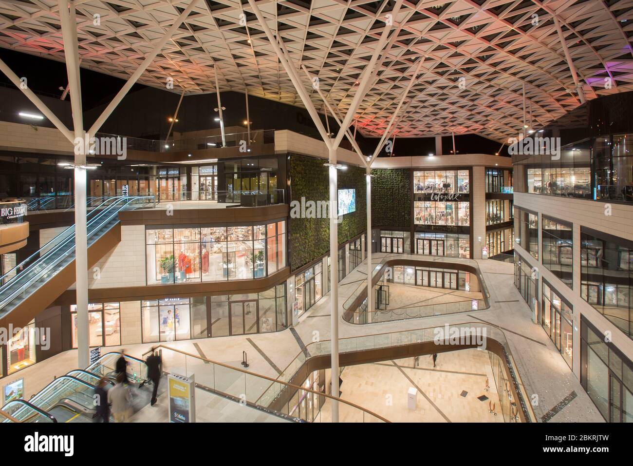 France, Bouches du Rhône, Marseille, le Prado, centre commercial haut de  gamme au pied du stade velodrome, conçu comme un centre commercial sur 4  niveaux avec une verrière par les cabinets d'architecture