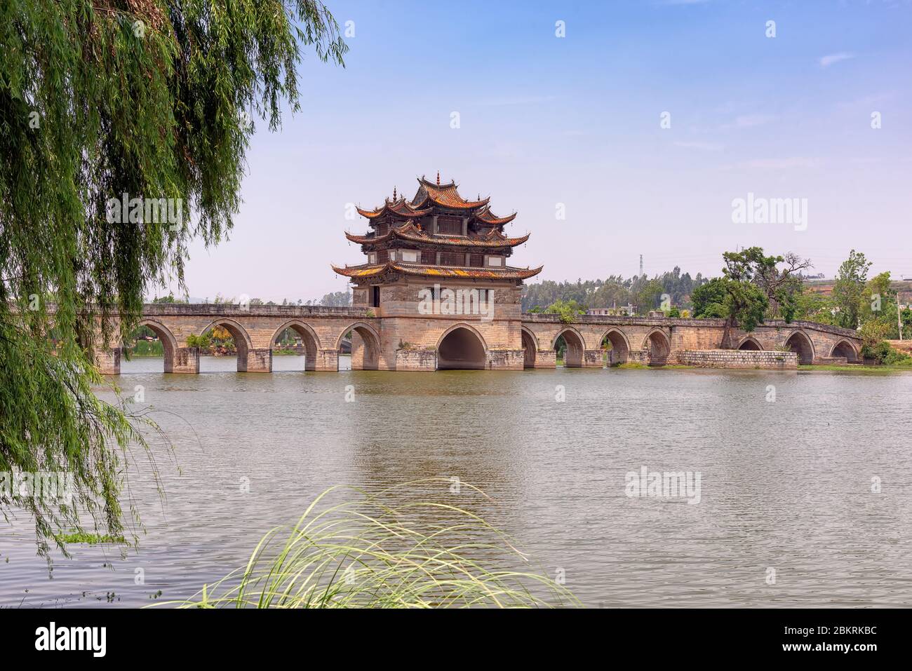 Le pont du Double Dragon dans le comté de Jianshui, en Chine. Construit au XIXe siècle avec trois tours et 17 arcades, il est encore considéré comme un chef-d'œuvre Banque D'Images
