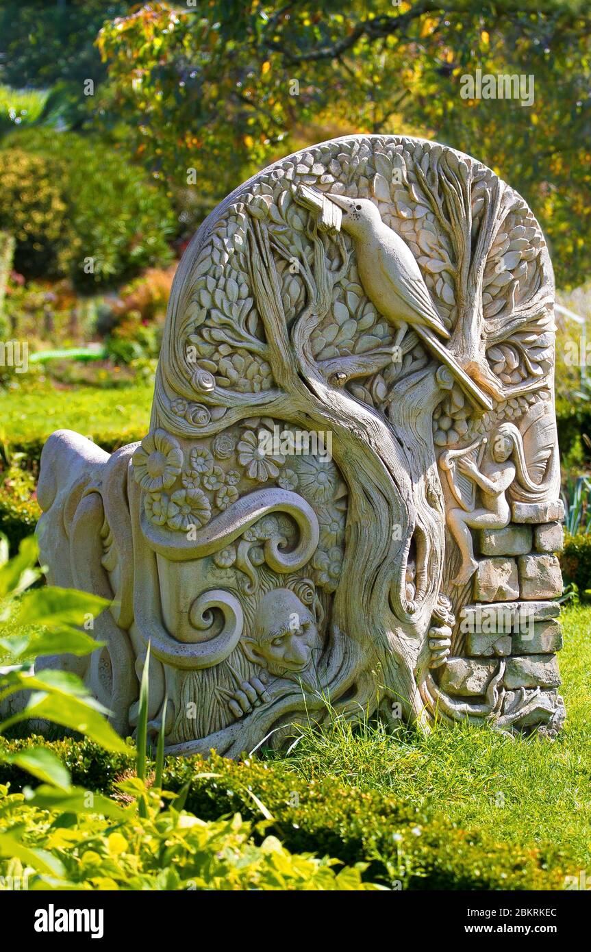 France, Morbihan, la VRAie Croix, dos d'une sculpture d'inspiration médiévale représentant un trône dans le jardin du prêtre Banque D'Images
