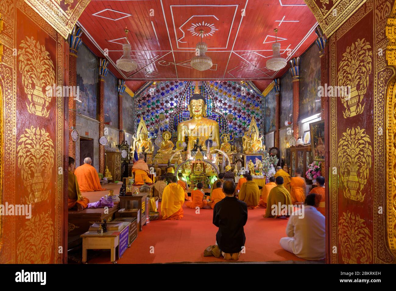 CHIANG MAI, THAÏLANDE - 13 OCTOBRE 2015 : les moines bouddhistes effectuent des rituels de méditation pendant les prières du soir au Wat Phra That Doi Suthep, un temple de Doi Banque D'Images CHIANG MAI, THAÏLANDE - 13 OCTOBRE 2015 : les moines bouddhistes effectuent des rituels de méditation pendant les prières du soir au Wat Phra That Doi Suthep, un temple de Doi Banque D'Images