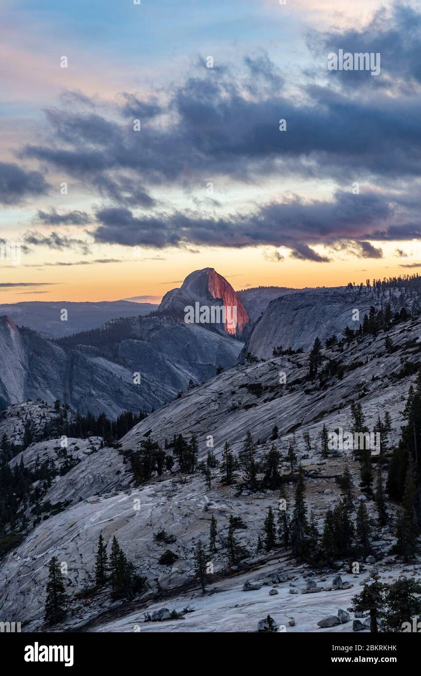 États-Unis, Californie, parc national de Yosemite classé au patrimoine mondial par l'UNESCO, dernier feu sur Half Dome vu de Olmsted point, Tioga Road Banque D'Images