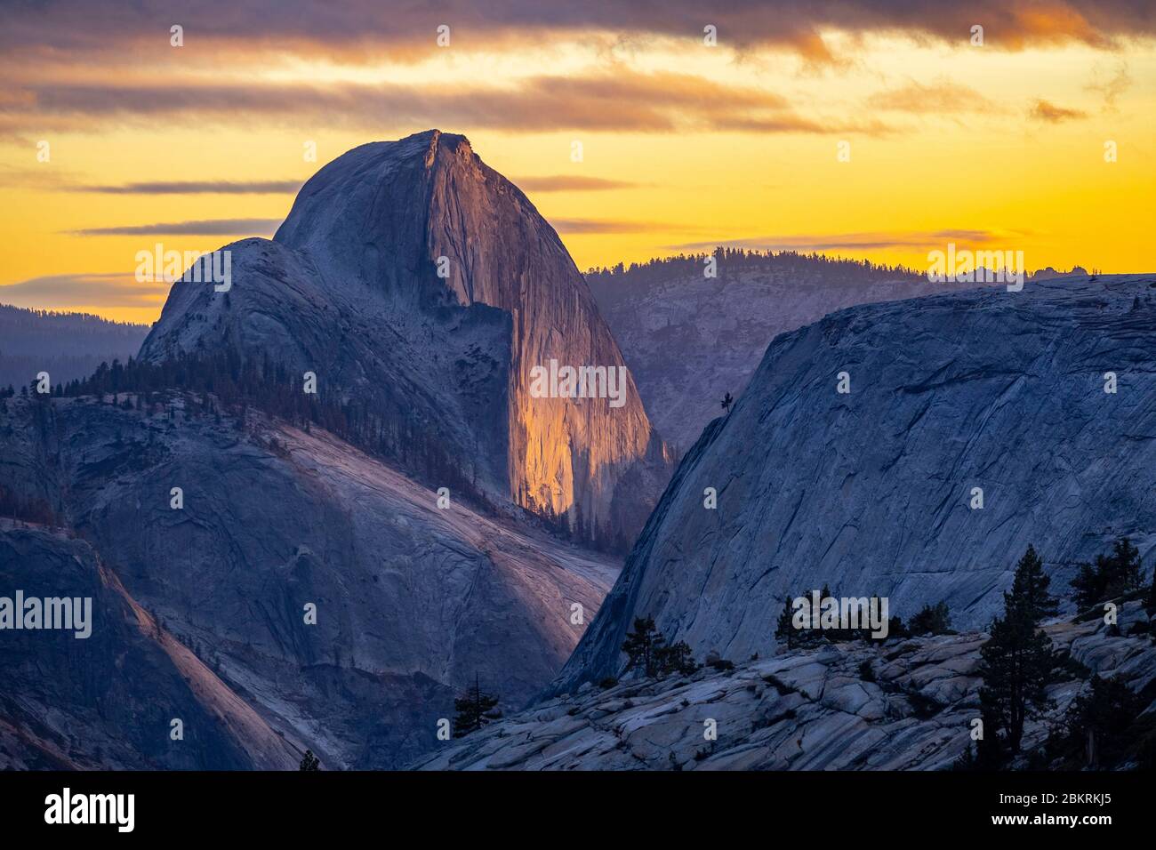 États-Unis, Californie, parc national de Yosemite classé au patrimoine mondial par l'UNESCO, dernier feu sur Half Dome vu de Olmsted point, Tioga Road Banque D'Images