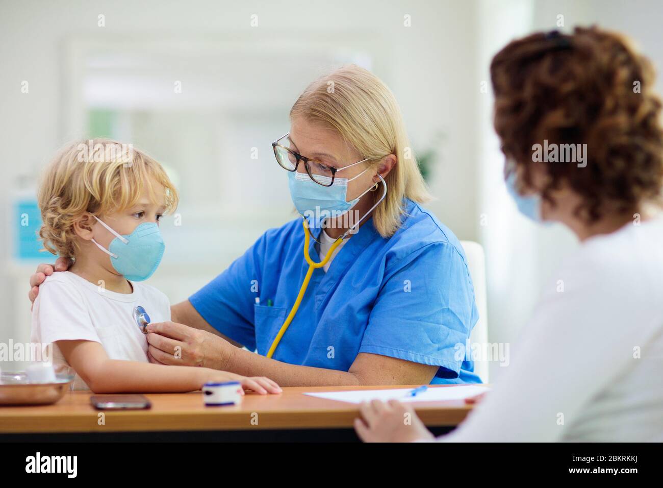 Pediatre Medecin Examinant L Enfant Malade Dans Le Masque Facial Garcon Malade Dans La Clinique De Sante Pour Le Test Et Le Depistage Enfants Traitement A Domicile Du Virus Pand Du Coronavirus Photo