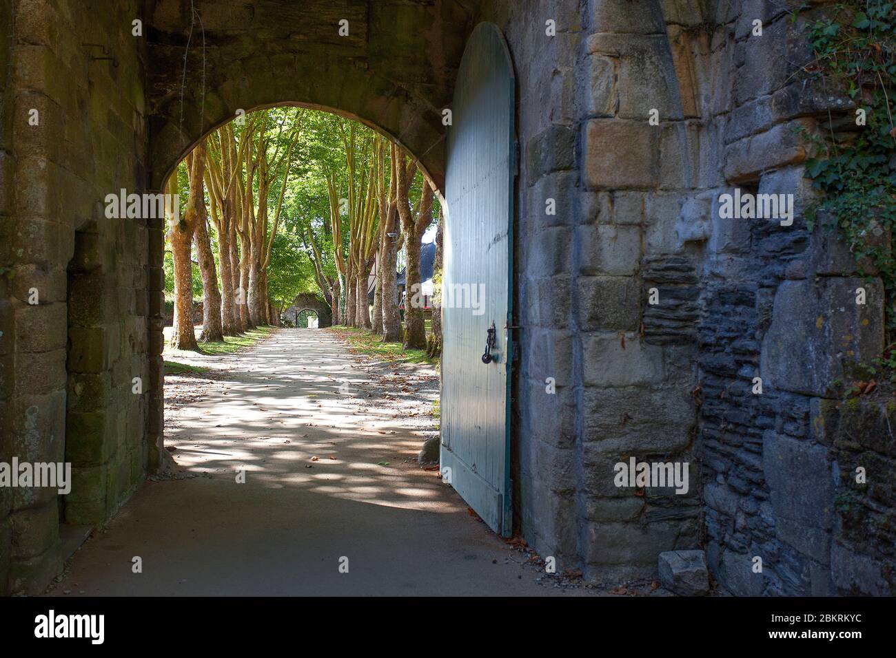 France, Morbihan, Rochefort en Terre, l'entrée des jardins du château de Rochefort en Terre, le village préféré des Français 2016 Banque D'Images