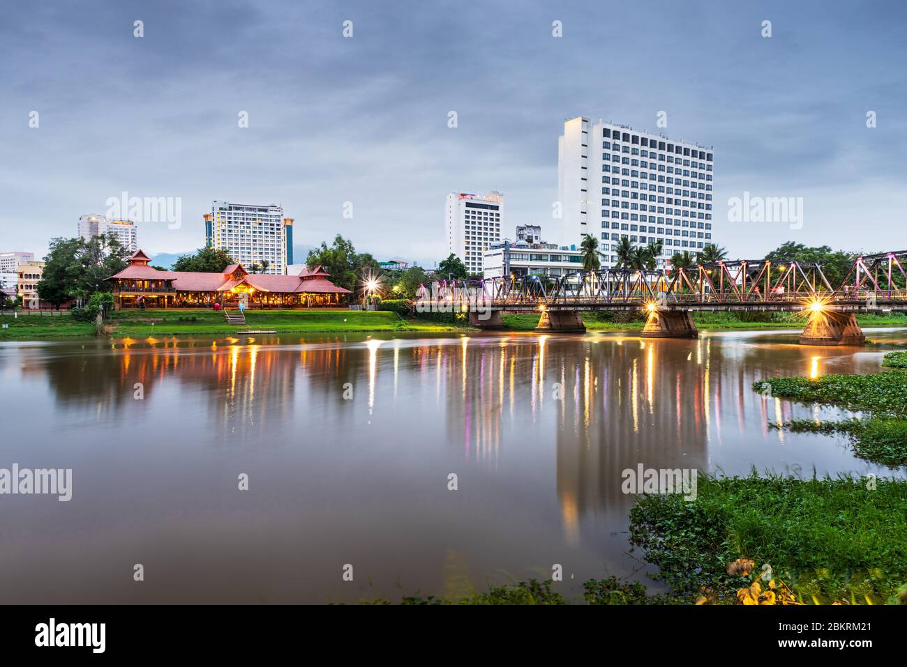 Chiang Mai, Thaïlande, vue sur la rivière Ping au crépuscule. Banque D'Images Chiang Mai, Thaïlande, vue sur la rivière Ping au crépuscule. Banque D'Images