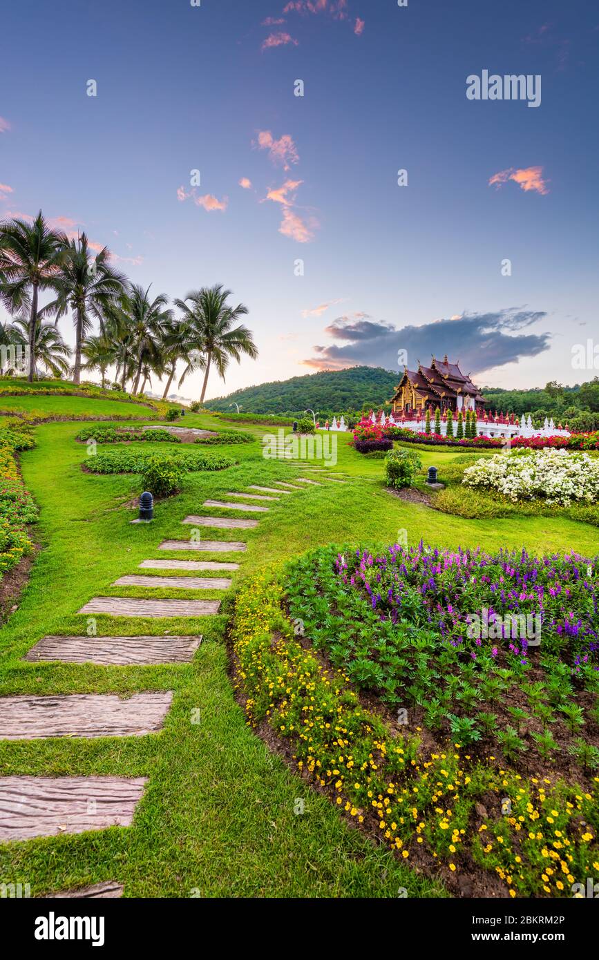 Chiang Mai, Thaïlande au parc Royal Flora Ratchaphruek au crépuscule. Banque D'Images Chiang Mai, Thaïlande au parc Royal Flora Ratchaphruek au crépuscule. Banque D'Images