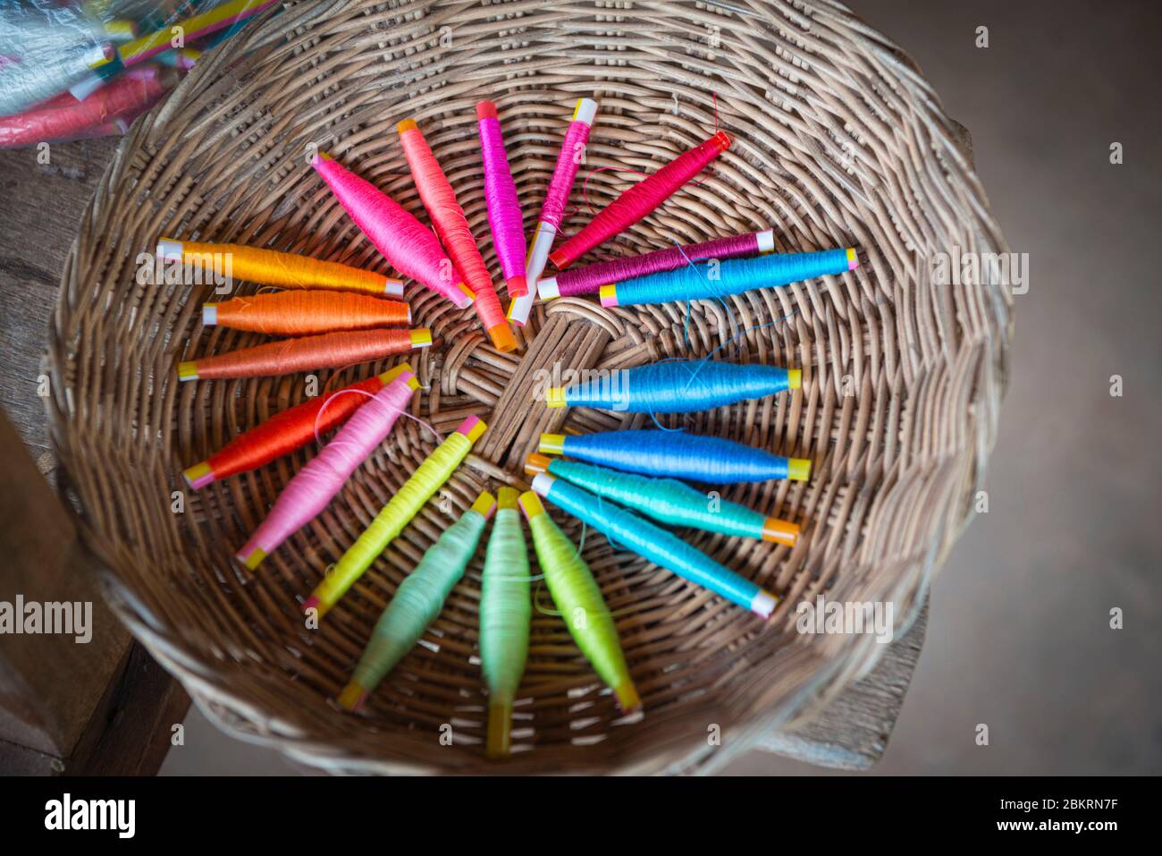 Cambodge, quartier de Siem Reap, orphelinat de petits anges et centre d'art khmer, fils de tissage Banque D'Images
