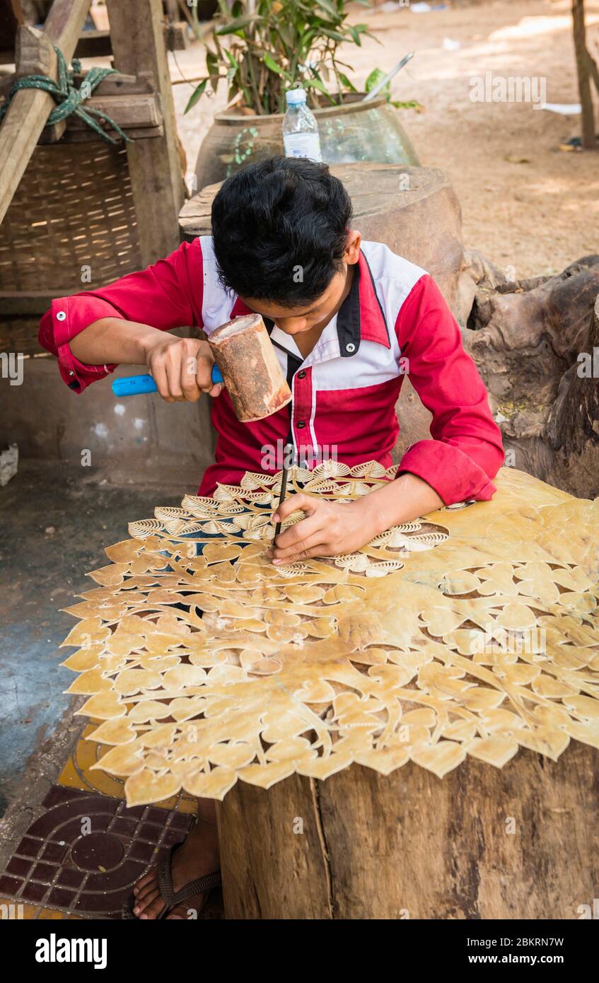 Cambodge, quartier de Siem Reap, orphelinat de Little Angels et centre d'art khmer, sculpteur Banque D'Images