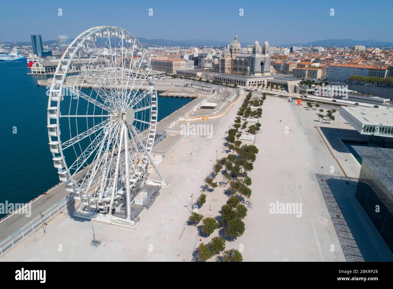 France, Bouches du Rhône, Marseille, Covid 19 ou verrouillage du coronavirus, Esplanade J4, MuCEM ou Musée des civilisations en Europe et en Méditerranée, architecte Rudy Ricciotti et Roland Carta et la grande roue (vue aérienne) Banque D'Images