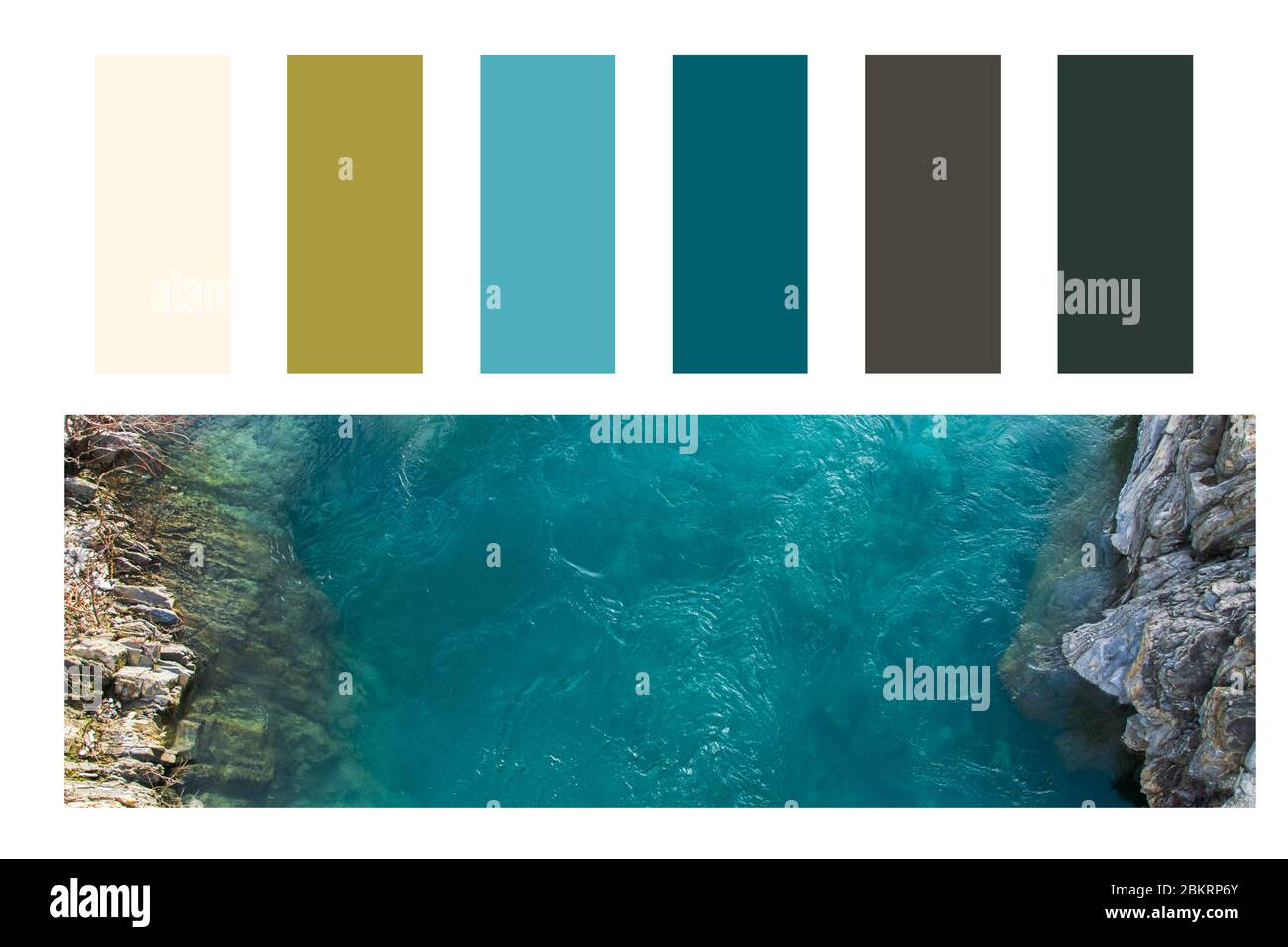 Vue aérienne sur les vagues de la mer se lavant sur la côte rocheuse dans une palette de couleurs, avec des nuances de couleurs gratuites Banque D'Images