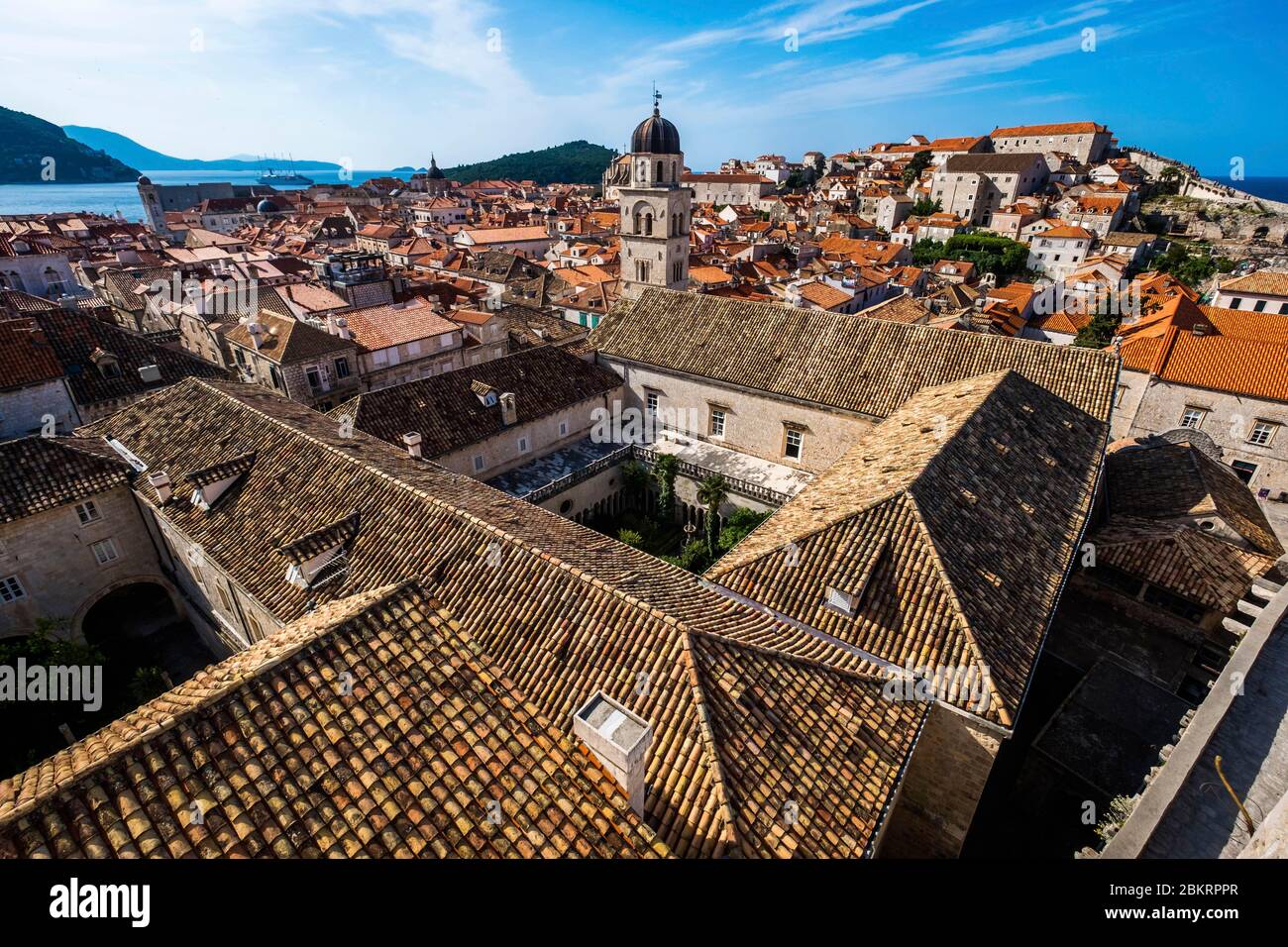 Croatie, Dalmatie, Dubrovnik, classée au patrimoine mondial de l'UNESCO, vue panoramique depuis le chemin de la garde au sommet des remparts Banque D'Images