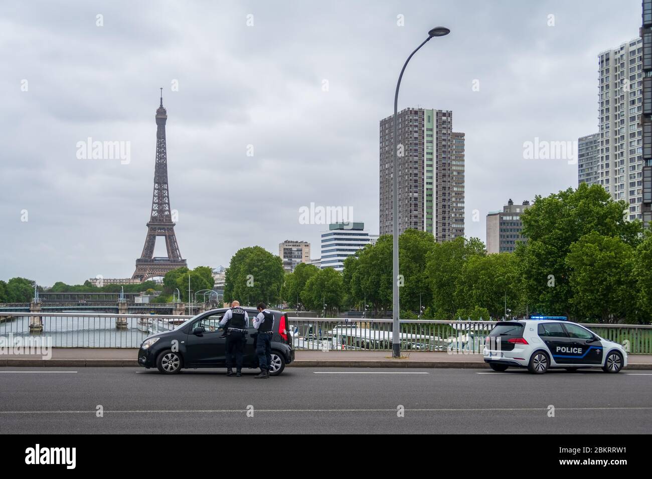 Contrôle de la police pendant le verrouillage du coronavirus à Paris Banque D'Images