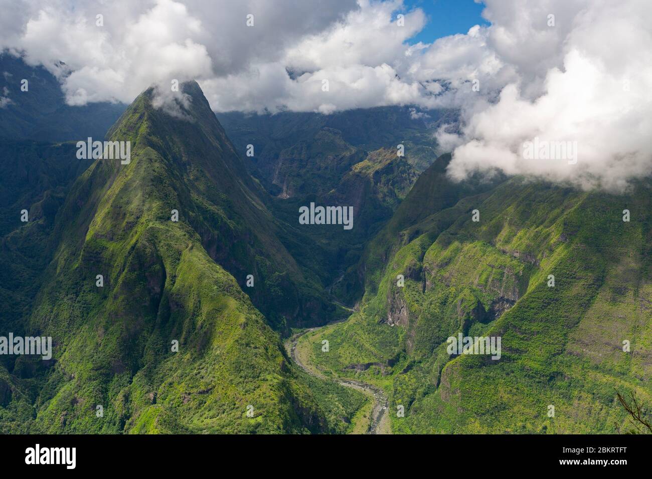 France, Ile de la Réunion, Parc National de la Réunion, classé au patrimoine mondial de l'UNESCO, bouteille de roc vert, Cap Noir, Cirque de Mafate, Piton Cabris, Rivi?re des Galets Banque D'Images