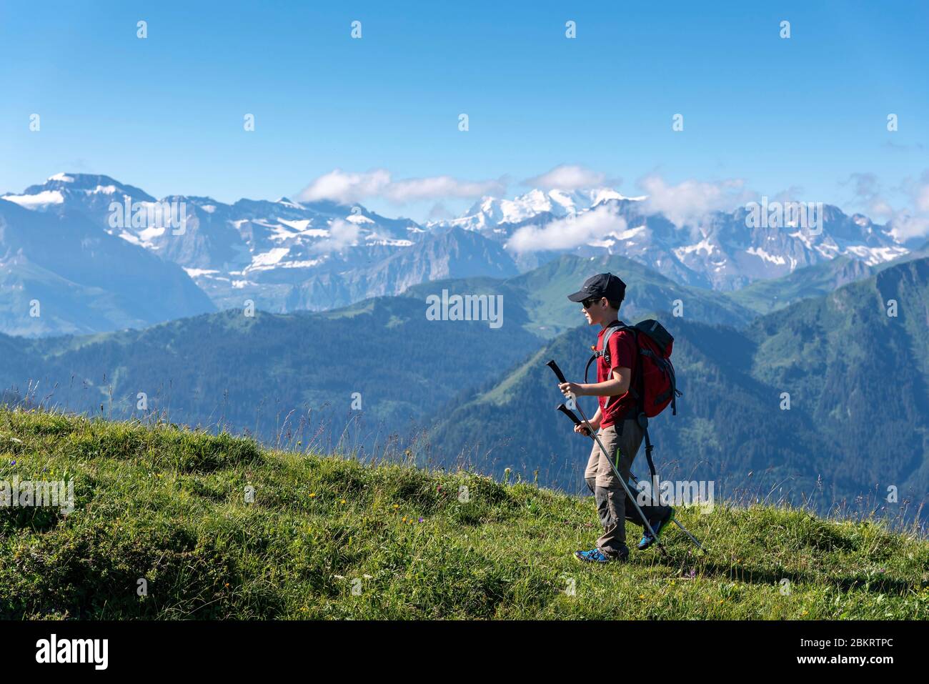 France, haute Savoie, massif du Chablais, val d'abondance, jeune randonneur sur la crête du sommet avec le massif du Mont blanc en arrière-plan Banque D'Images
