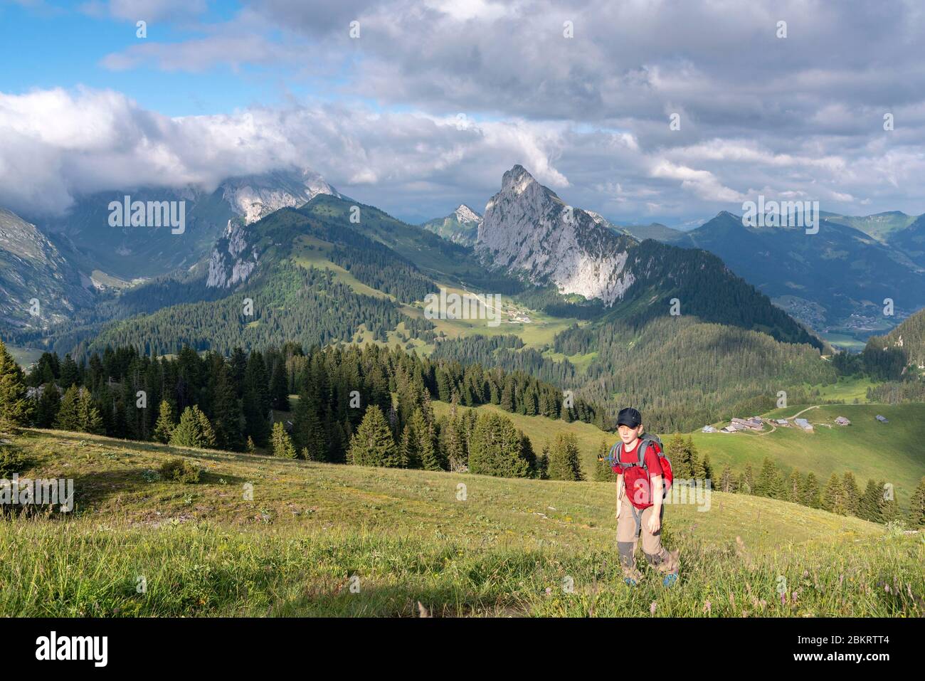 France, haute Savoie, massif du Chablais, val d'abondance, jeune randonneur au niveau des trois croix, au fond du Mont Chauff? (2093m) Banque D'Images