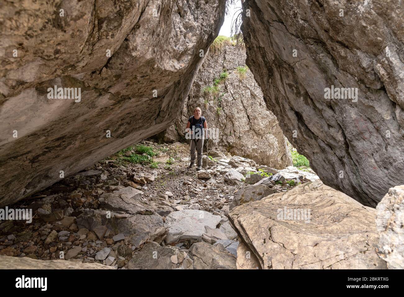 France, haute Savoie, massif du Chablais, val d'abondance, passage sous roche près des chalets des Ardennes Banque D'Images