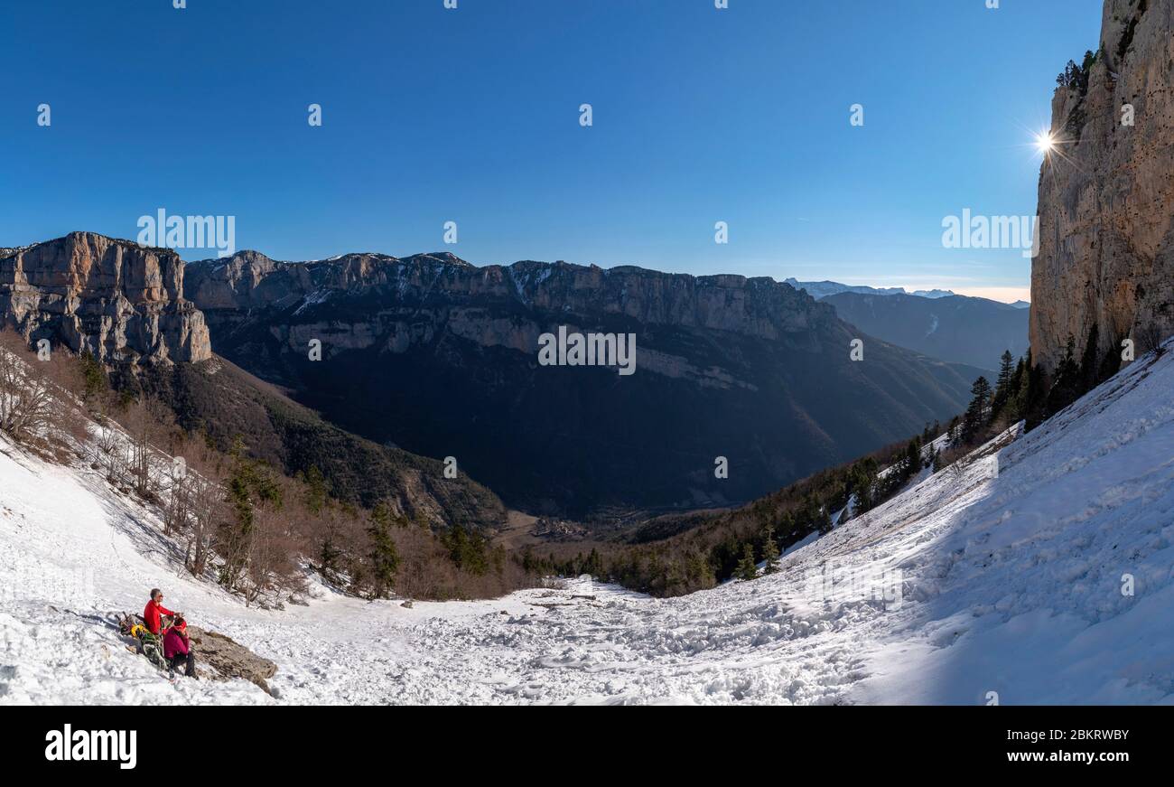 France, Drôme, Parc naturel régional du Vercors, Pi ? Err. ? (2041m), randonneurs dans la Combe de Veyranche Banque D'Images