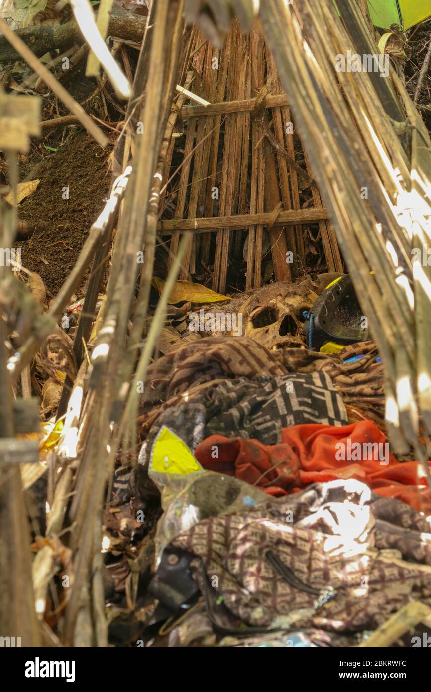 Vue rapprochée des canopées en bambou avec des restes humains. Corpse vêtu d'un tissu coloré. Trunyan est remarquable pour son traitement particulier du bodi mort Banque D'Images