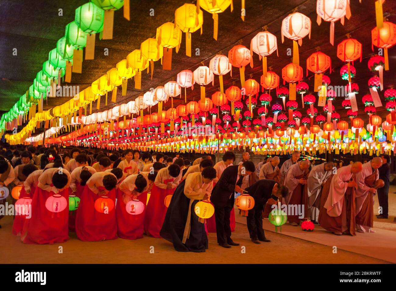 Coree Du Sud Province De Gyeongsang Du Nord Temple De Jikjisa Femmes Portant Des Hanbok Des Vetements Traditionnels Coreens Et Se Promondant Dans La Cour Eclairee Par Des Lanternes A L Anniversaire De