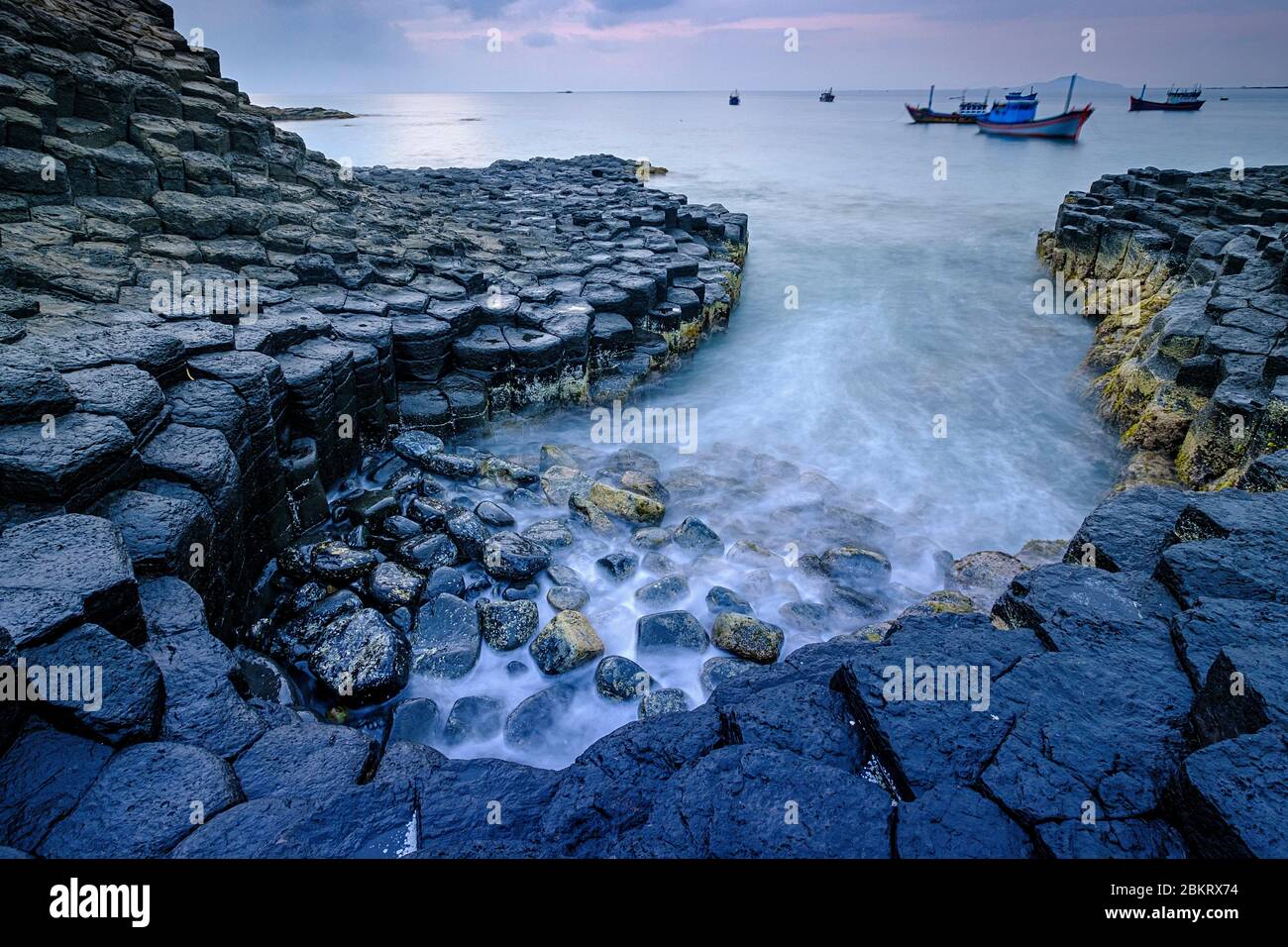 Vietnam, province de Phu yen, Ganh Da Dia, colonnes de roche de basalte, pont-jetée du géant vietnamien Banque D'Images