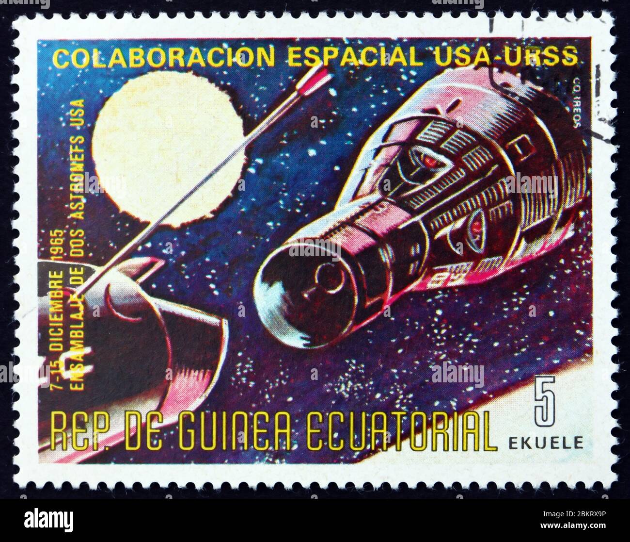 GUINÉE ÉQUATORIALE - VERS 1975: Timbre imprimé en Guinée équatoriale dédié à coopération spatiale USA et URSS, projet spatial Apollo-Soyuz, vers Banque D'Images