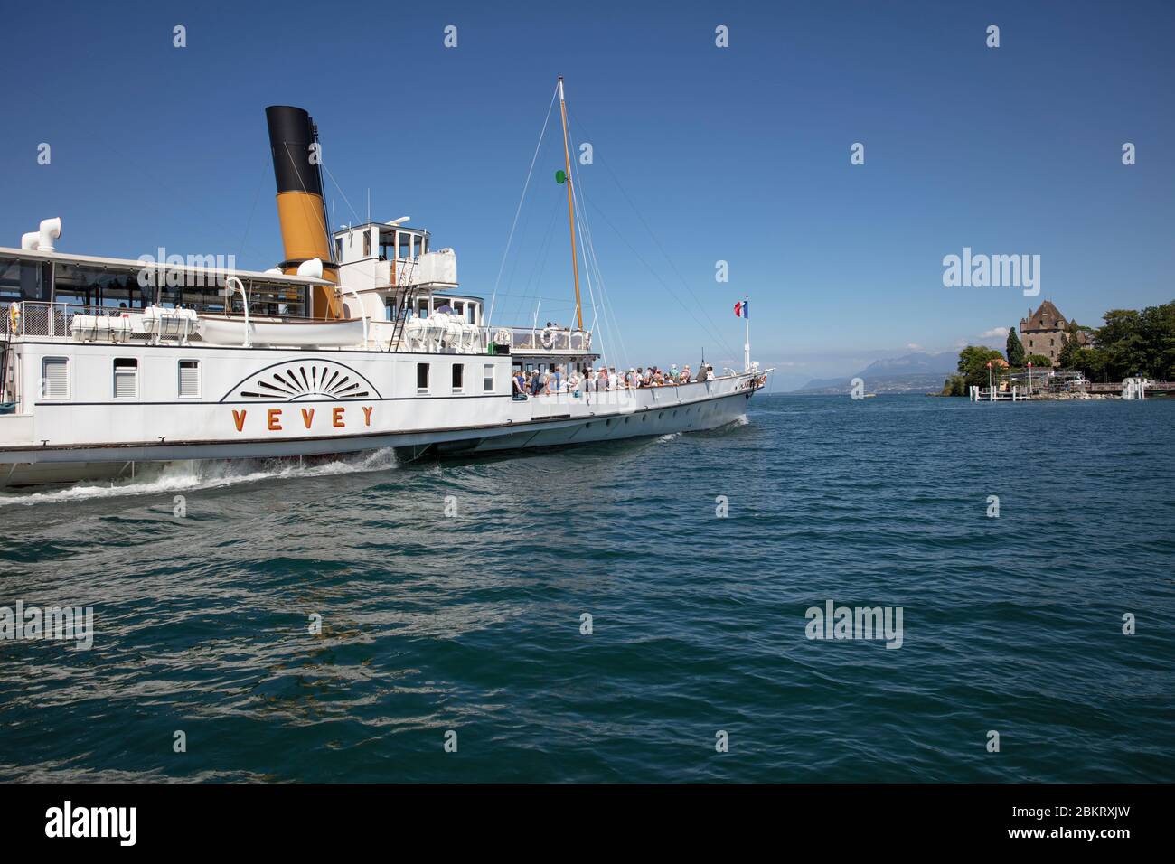 France, haute-Savoie, Yvoire, jetée en bordure du lac Léman et ferry à vapeur CGN, roue à aubes Banque D'Images