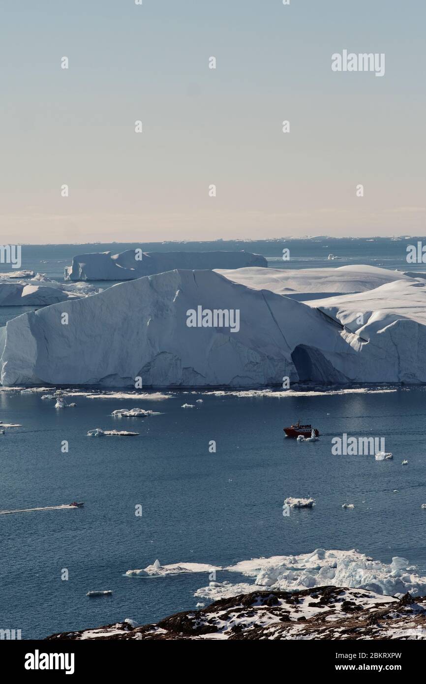 Photo de bateau au téléobjectif dans la baie de Disko Ilulissat Banque D'Images