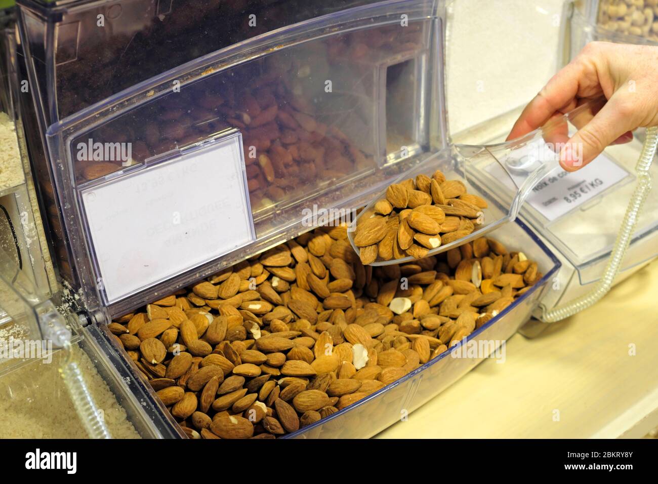 France, territoire de Belfort, Belfort, Faubourg de Besan?on, magasin d'alimentation biologique. Et écologique berceau? Produits de la nature; distributeurs en vrac, amandes Banque D'Images
