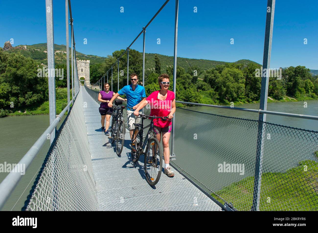 France, Ardèche Rochemaure, ViaRhona, cyclistes sur la passerelle himalayenne de Rochemaure Banque D'Images