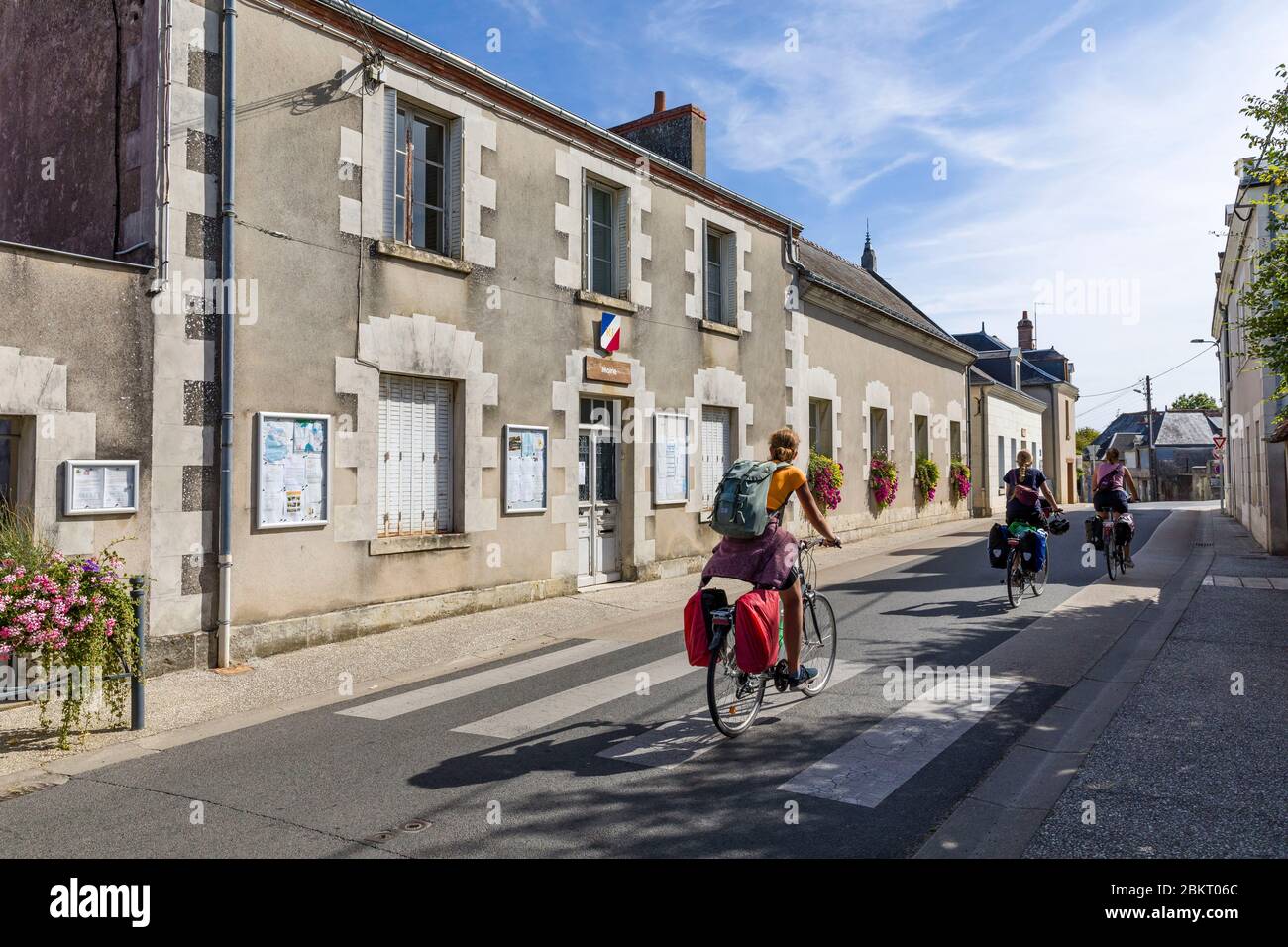 France, Indre et Loire, vallée de la Loire classée au patrimoine mondial de l'UNESCO, Souvigny-de-Touraine, randonneurs féminins en direction de Chenonceau Banque D'Images