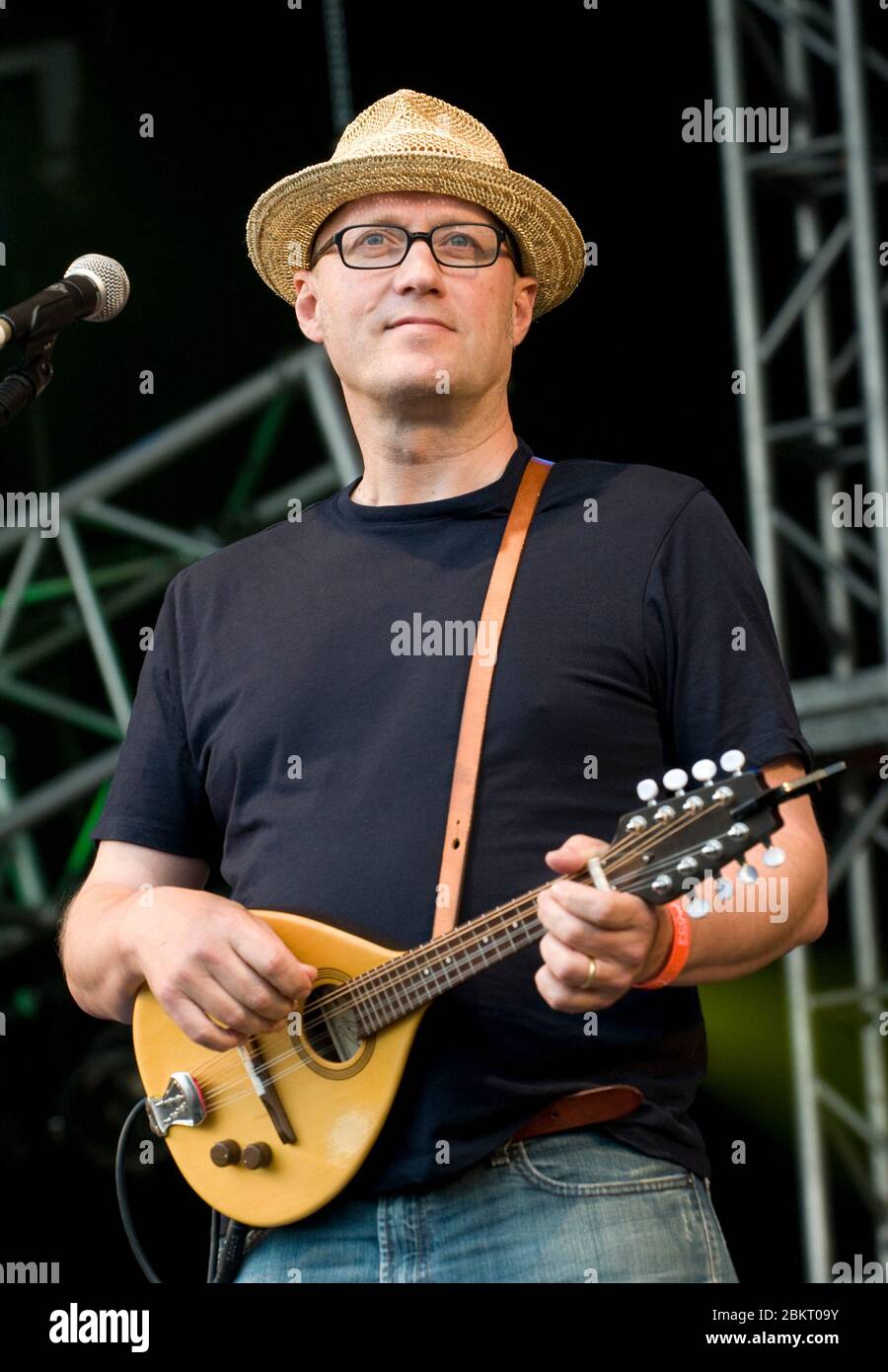 Adrian 'Ade' Edmondson sur scène avec le groupe folk/punk les Bad Shepherds au Festival de la Convention de Faéroport 13 août 2009. Banque D'Images