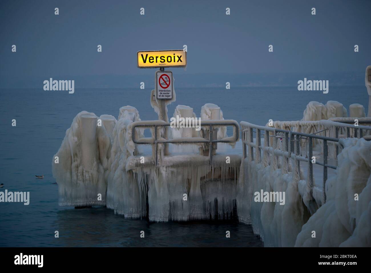 Suisse, canton de Genève, Versoix, les bords du lac Léman se gelant avec un vent du nord très fort et froid, jetée couverte de glace Banque D'Images