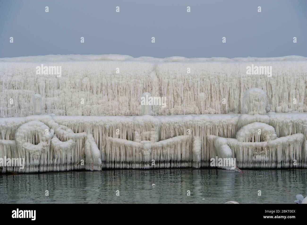 Suisse, canton de Genève, Versoix, les bords du lac Léman se gelant sous un vent très fort et froid, pontons couverts de glace Banque D'Images