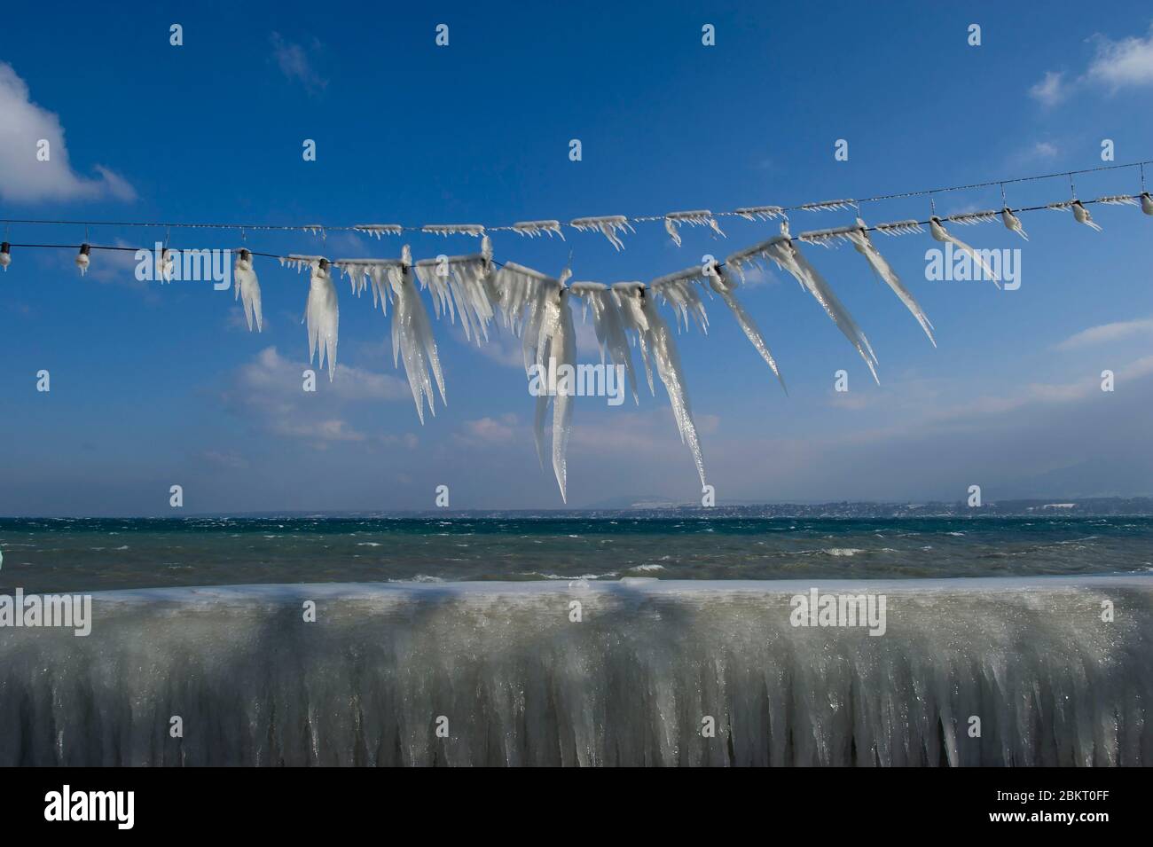 Suisse, canton de Genève, Versoix, les bords du lac Léman se gelant dans un vent très fort et froid, garland de glace Banque D'Images
